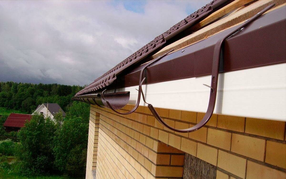 Монтаж водостоков для крыши своими руками