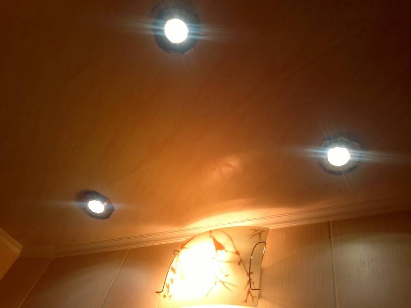Сколько светильников надо на квадратный метр в натяжной потолок