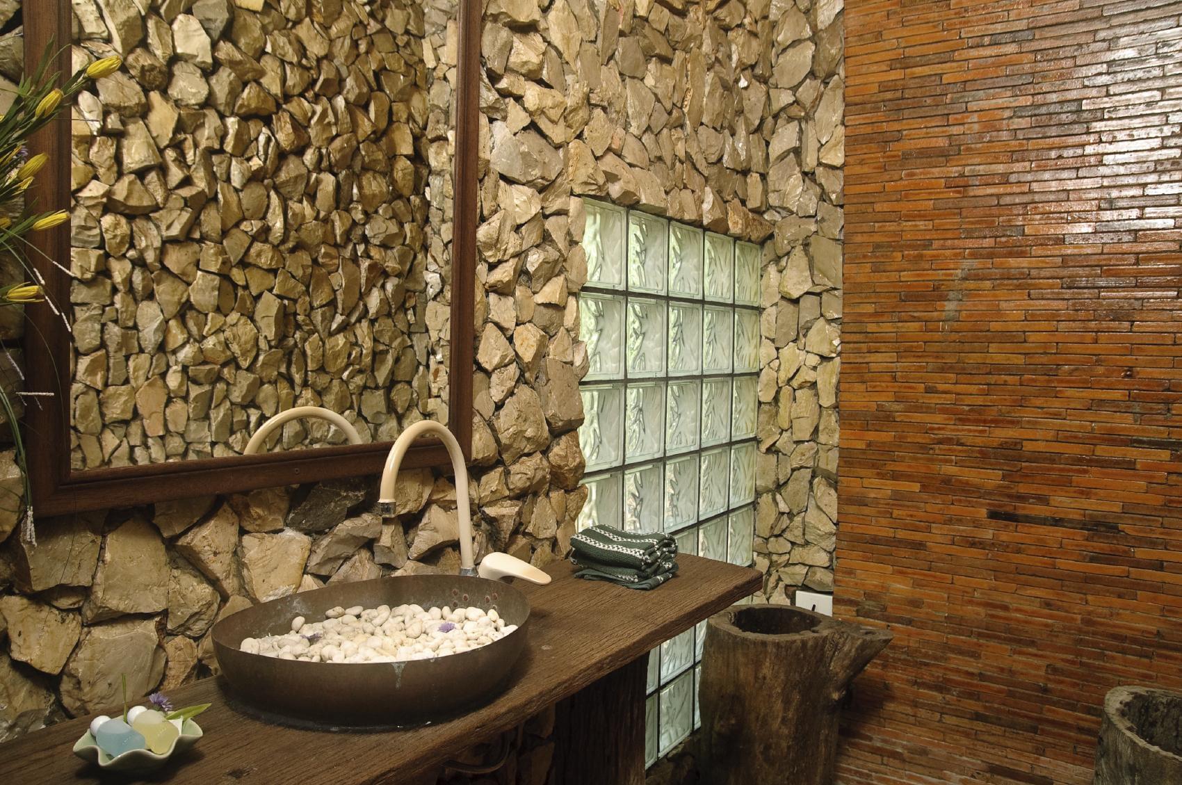 Плитка для ванной камень. Натуральные материалы в интерьере. Отделка стен природным камнем. Отделка ванной комнаты камнем. Ванная отделка камнем.