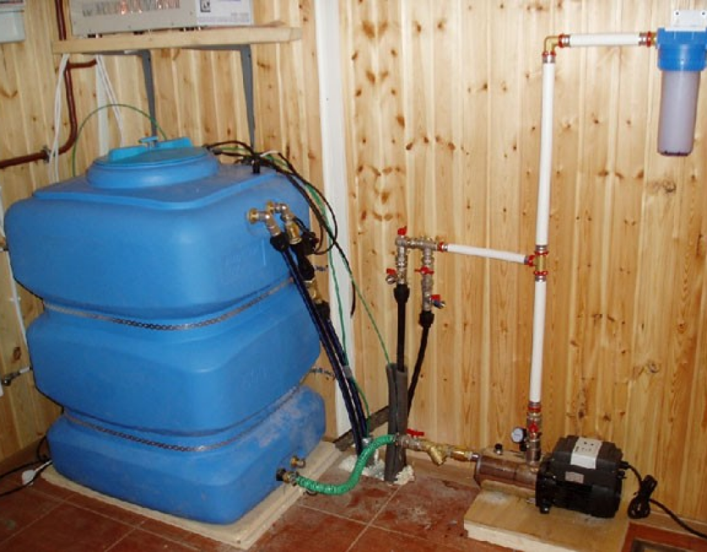 Система водоснабжения с накопительным баком. Водоснабжение на даче. Автономное водоснабжение из емкости. Водопровод из емкости на даче.