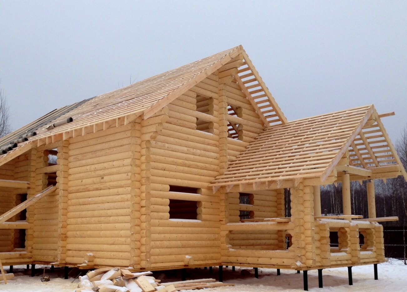 Дом из бревна или бруса — какой лучше построить?