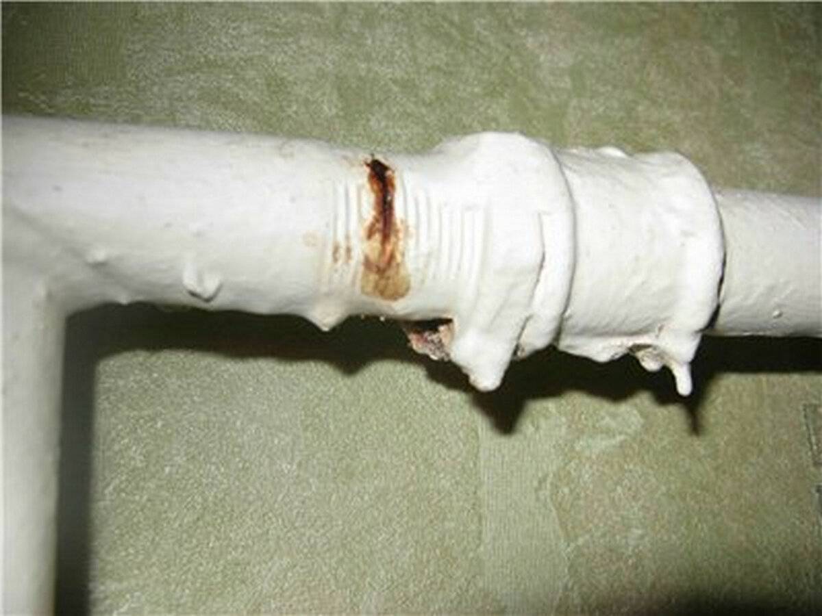 Течет батарея отопления: что делать, чем замазать текущий радиатор в квартире зимой, текут трубы, как заделать течь после ремонта