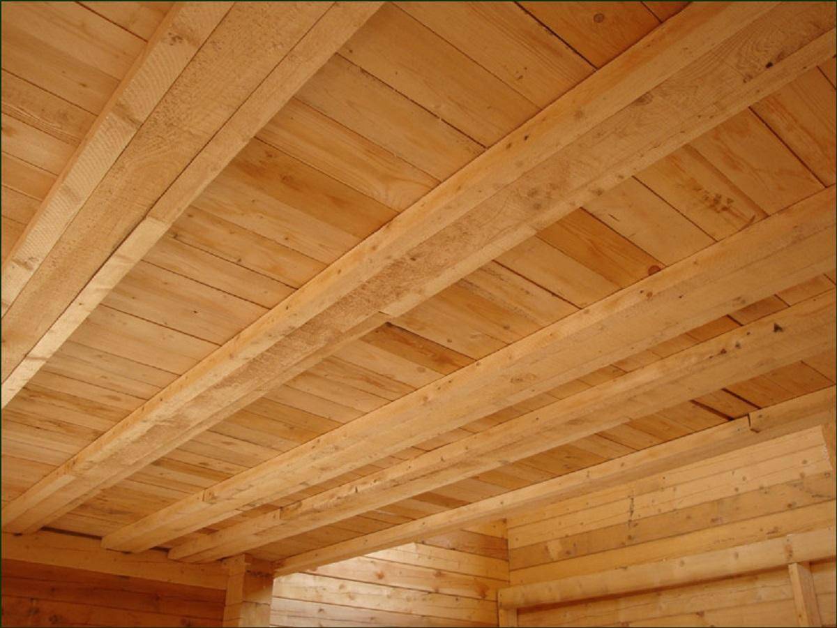 Утепление потолка в деревянном доме: правила выбора и монтажа