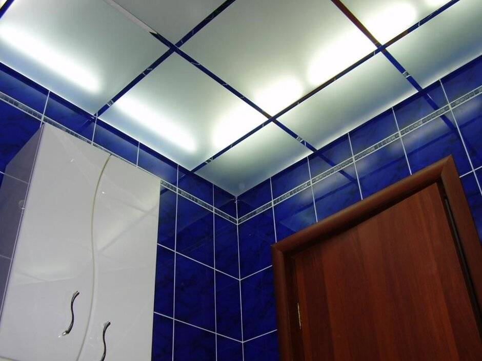 Какой потолок лучше сделать в ванной комнате: варианты отделки | советы специалистов