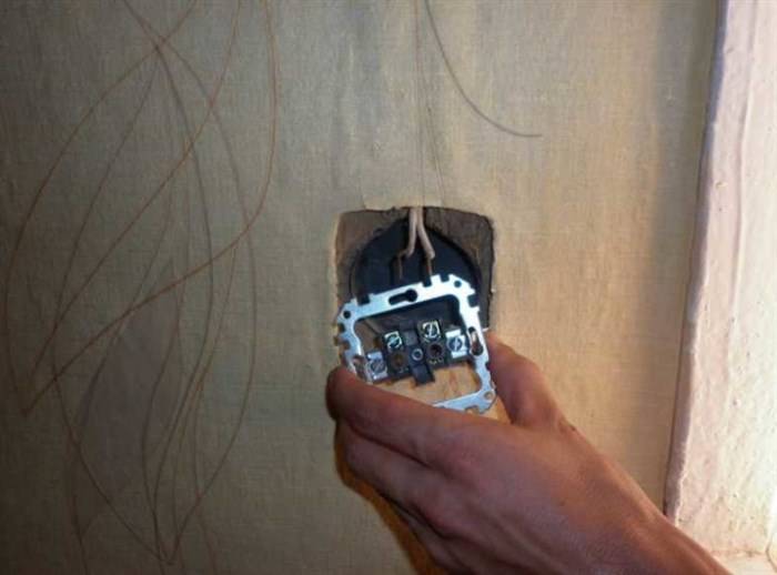 Как снять выключатель со стены перед поклейкой обоев