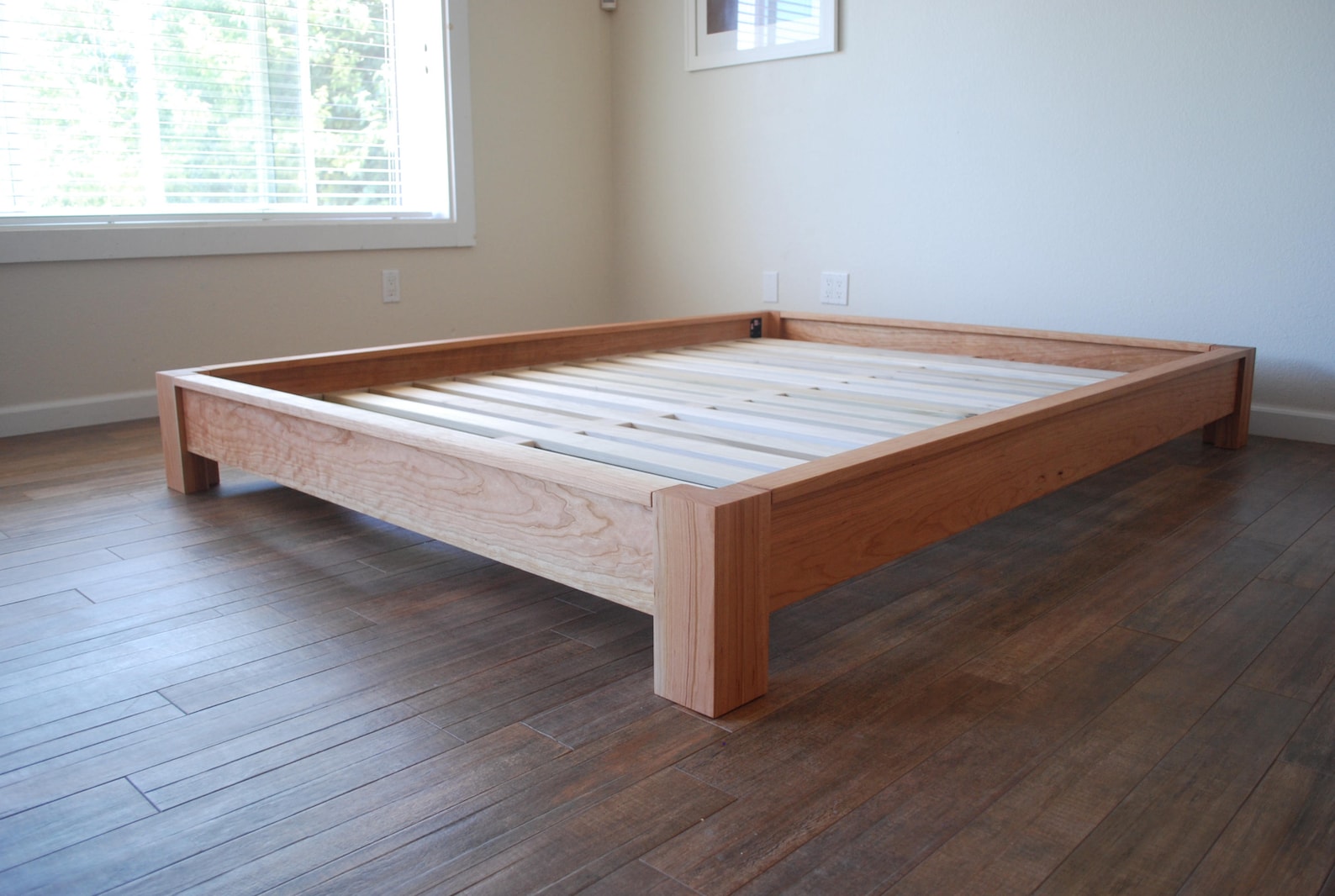Бывают ли кровати. Кровать Симпл 2. Кровать двуспальная деревянная. Кровать из досок. Кровать из брусков.