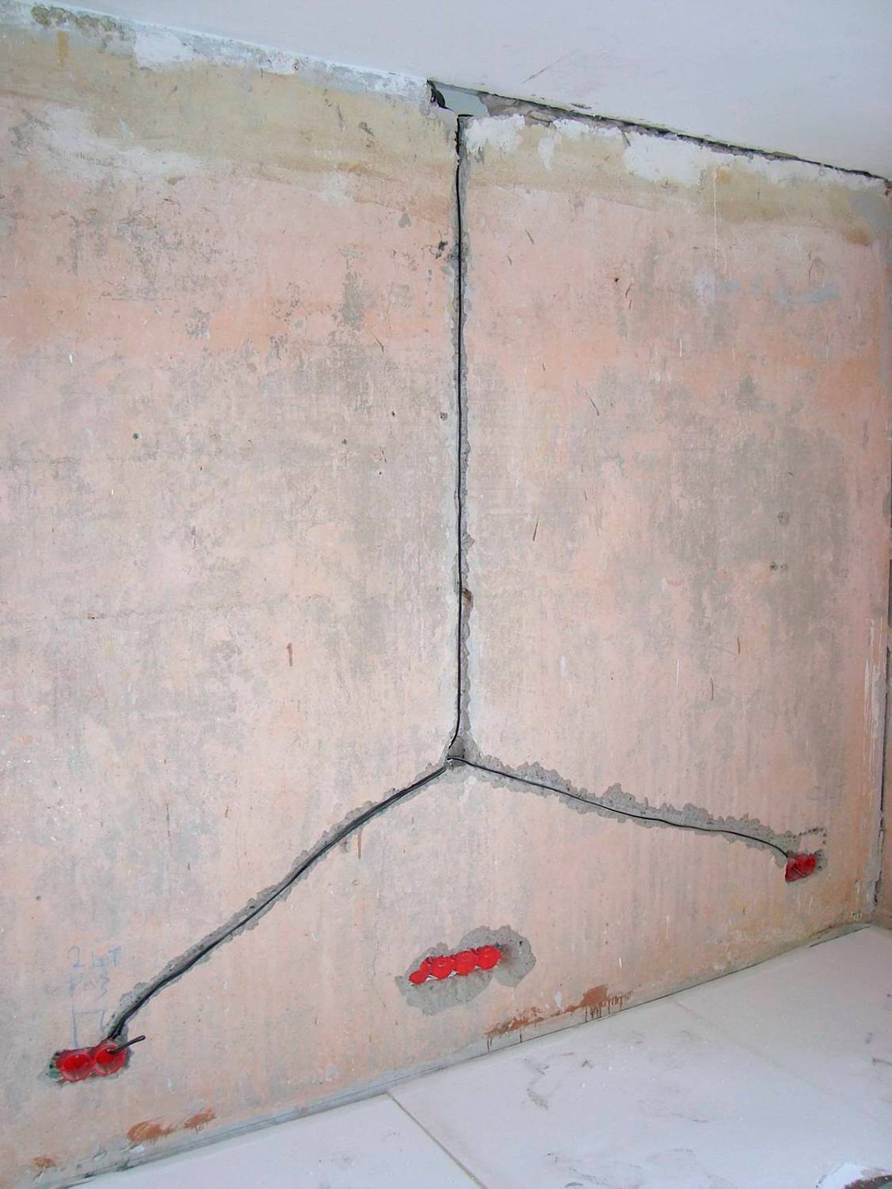 Штробление стен под проводку: правила, инструменты, варианты