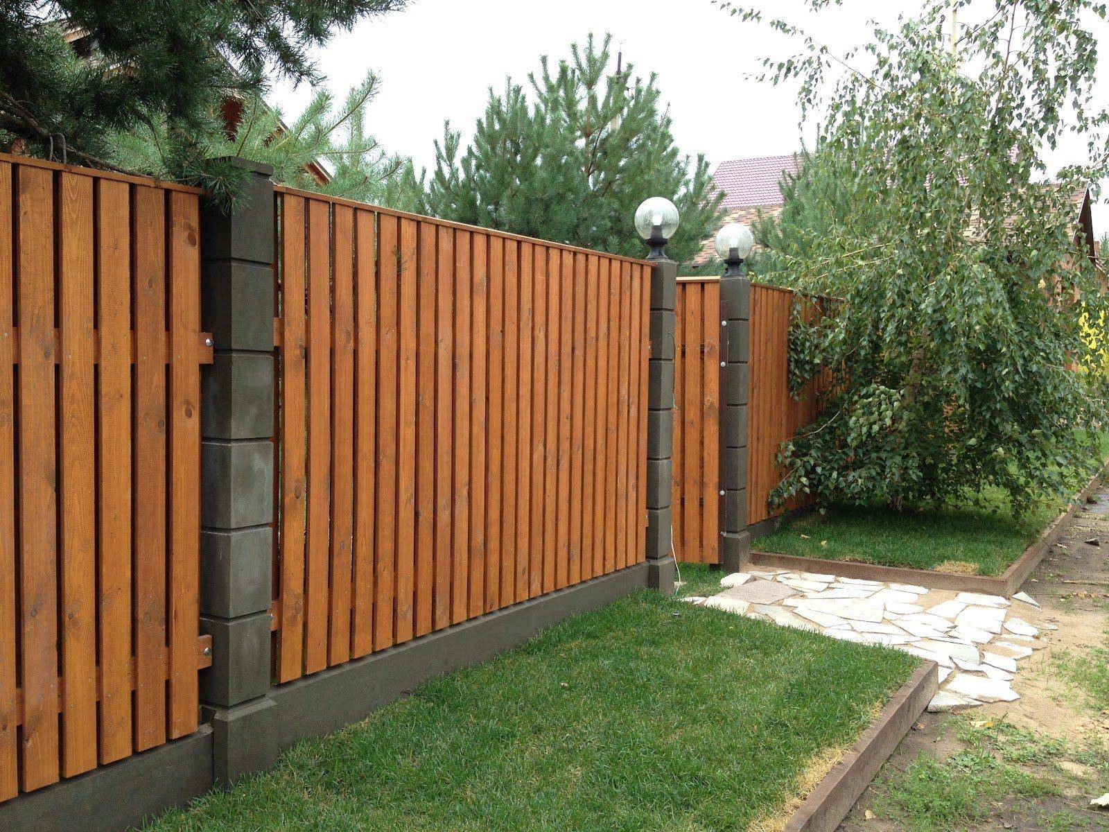Сделать забор на даче цена. Забор плетенка из ДПК 2х2. Красивый деревянный забор. Деревянные заборы и ограждения. Современный деревянный забор.