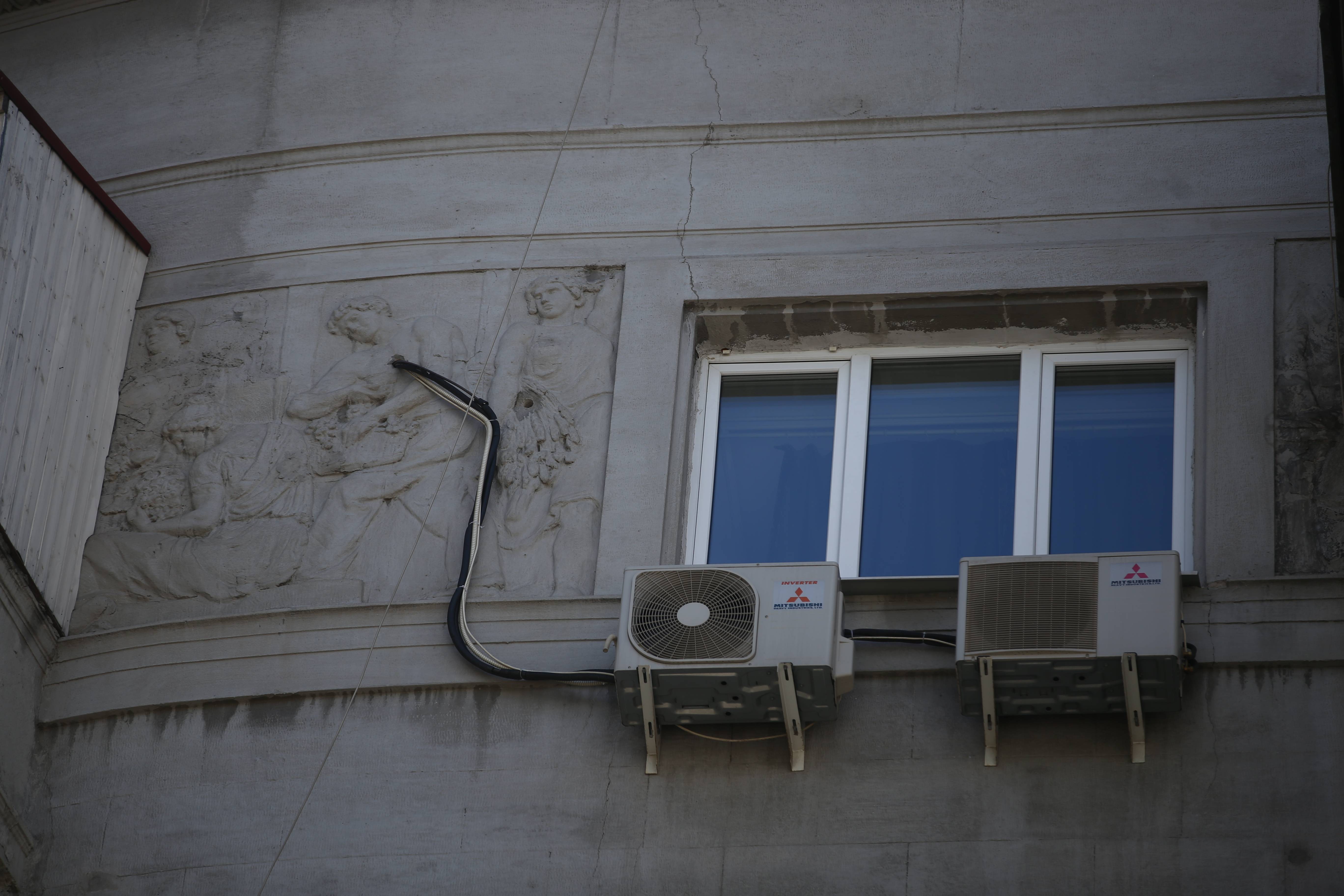 Разрешена ли установка кондиционера на фасаде дома?