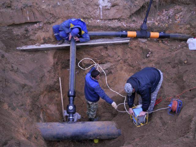 Как врезаться в водопроводную трубу под давлением: требования и основные способы