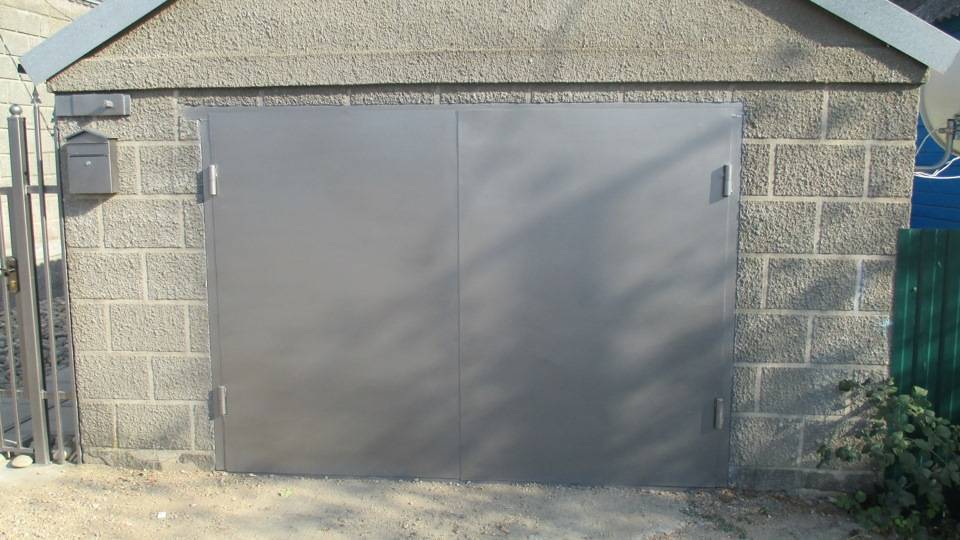Какой краской покрасить ворота гаража с солнечной стороне улицы