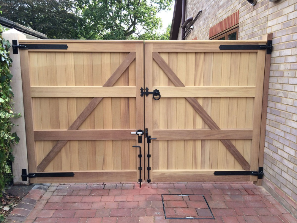 Как сделать и установить деревянные ворота своими руками