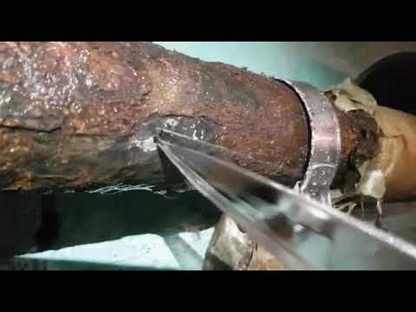 Как заварить стальную трубу или устранить свищ если мешает  вода?