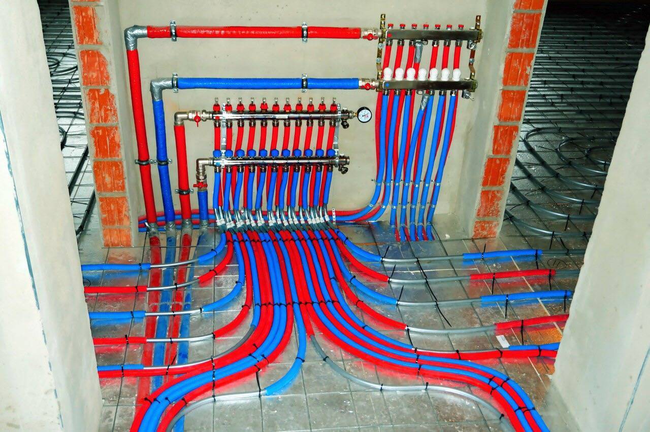 Системы отопления полом. Система отопления теплый пол водяной. Система отопления тёплого водяного пола. Коллекторная разводка радиаторов отопления. Система тёплого пола водяного от системы отопления.
