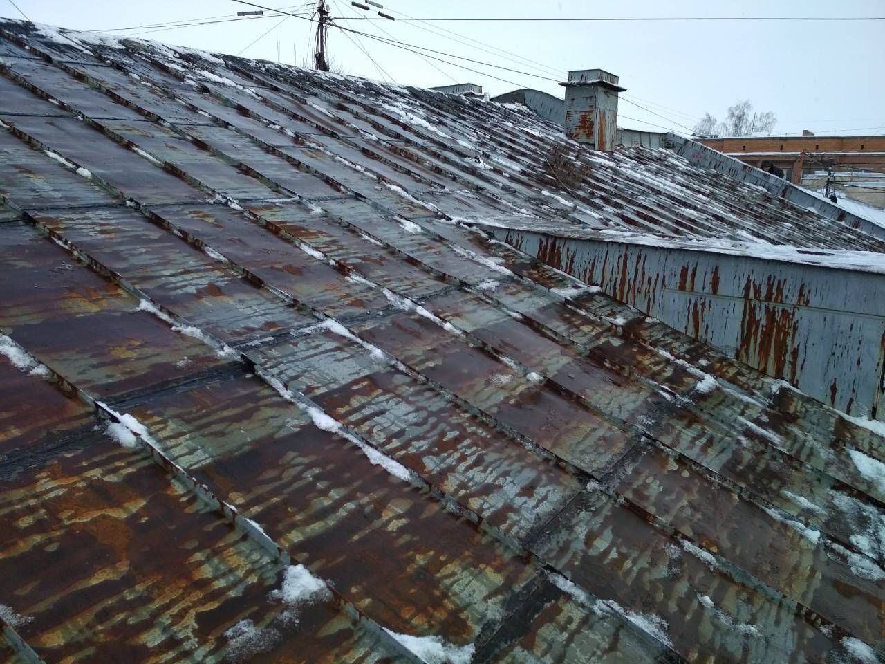 Устройство кровли из профлиста по деревянной обрешетке: технология и пошаговая инструкция