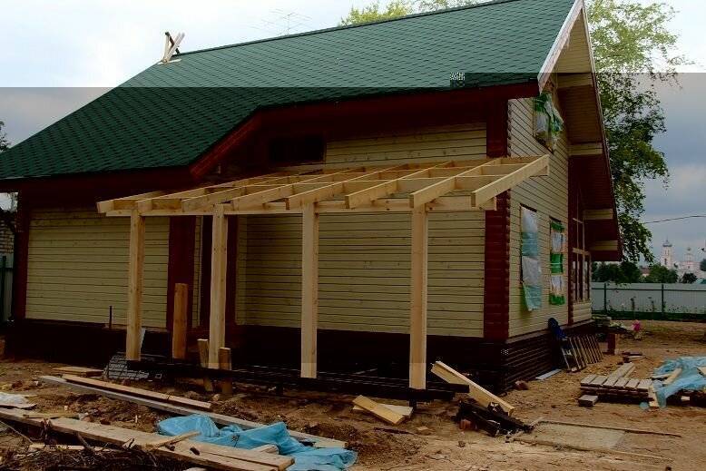 незаконная пристройка частный дом. каркас пристройки к дому из доски 150 50 под общую крышу с домом. пристройка к деревянному дому. каркасная пристройка к деревянному дому. как узаконить пристройку.