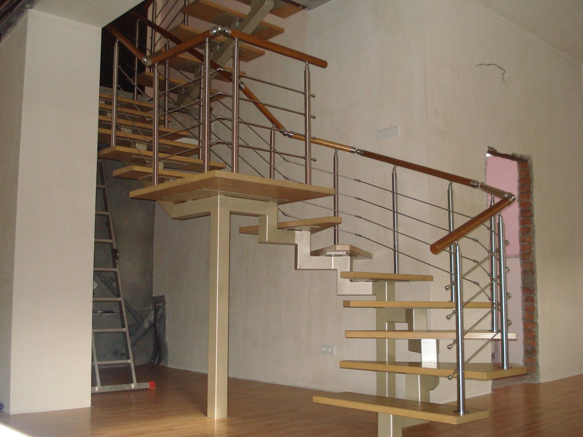 Профильная лестница на второй этаж. Лестница из профильной трубы на второй этаж. Лестницы из профилированной трубы на второй этаж. Лестница из профилированной трубы. Лестница из профильной трубы с площадкой.