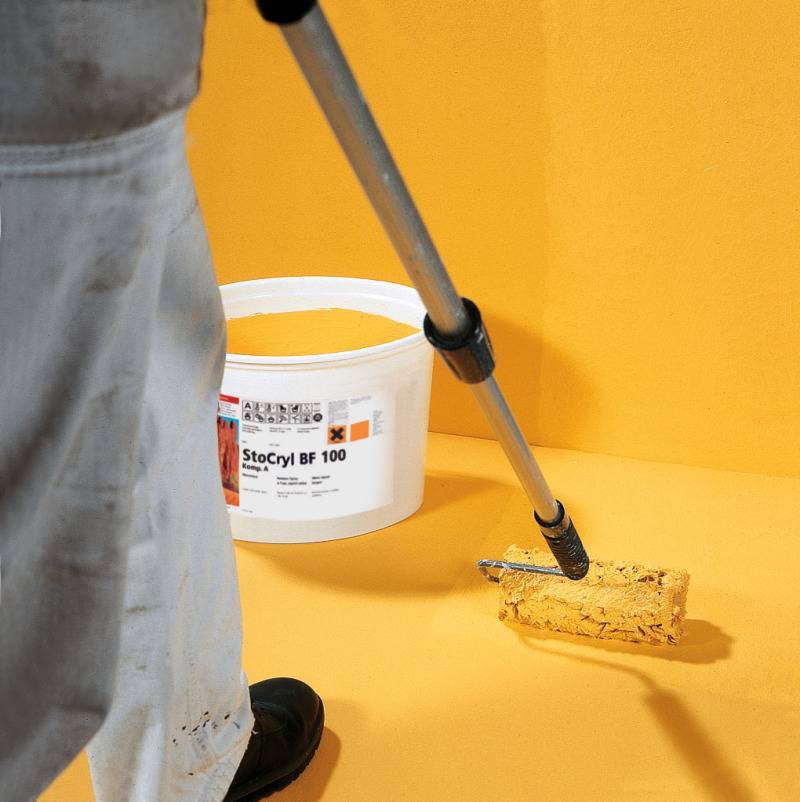 Покраска бетонного пола: как и чем правильно покрасить в жилой комнате в квартире, износостойкая и эпоксидная краска, акриловая и резиновая для ванной