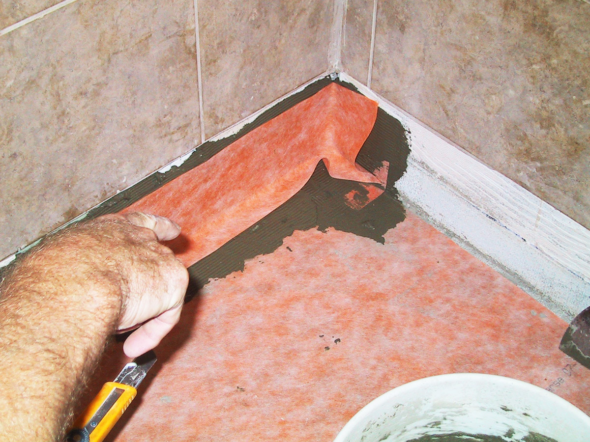 Гидроизоляция перед плиткой. Гидроизоляция под кафельную плитку в ванной на пол. Гидроизоляция для ванной. Гидроизоляция ванной комнаты. Гидроизоляция стен в ванной.