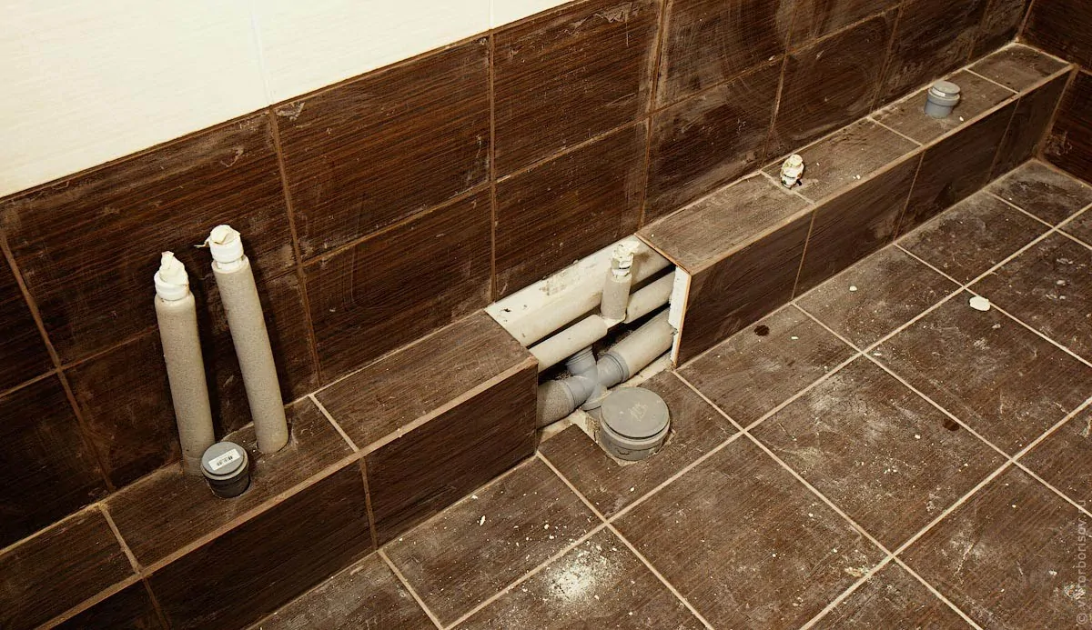 Как спрятать канализационные трубы в ванной. методы и необходимые материалы