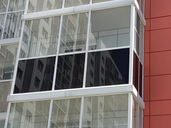 Как сделать тонировку стекол на балконе своими руками