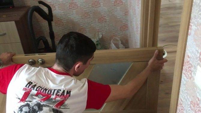 Замена разбитого стекла в межкомнатной двери своими руками