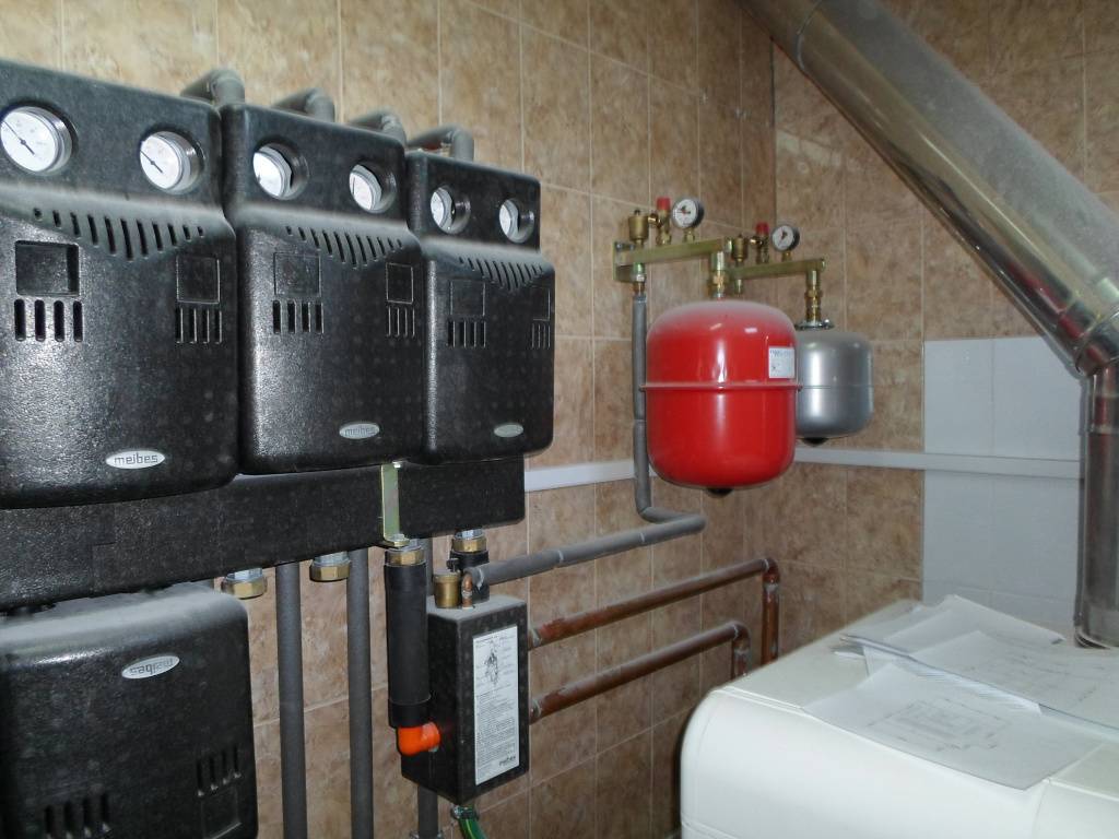 Установка расширительного бака в системе отопления открытого и закрытого типа