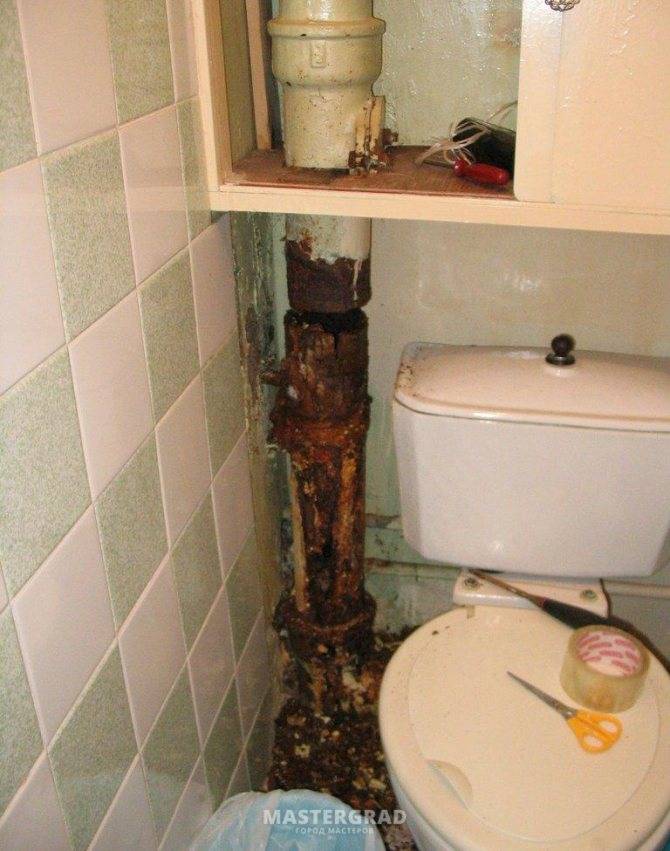 Как закрыть трубы в туалете: популярные способы с примерами на фото