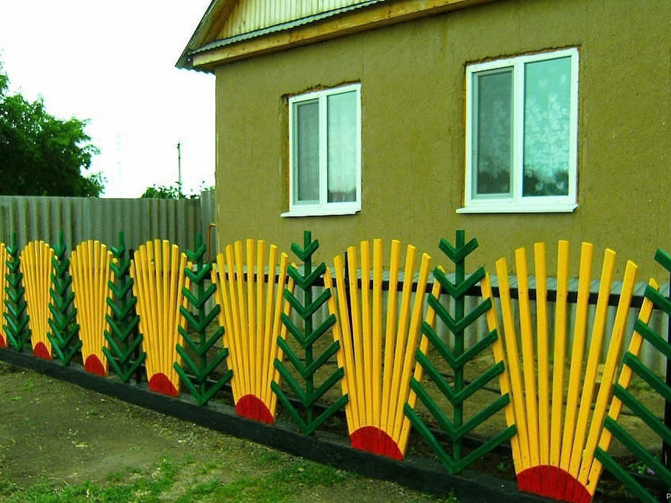 Заборы для дома своими руками фото. Забор декоративный Grinda палисадник. Красивый забор из штакетника. Оригинальный забор из штакетника. Красивый забор для дачи из штакетника.