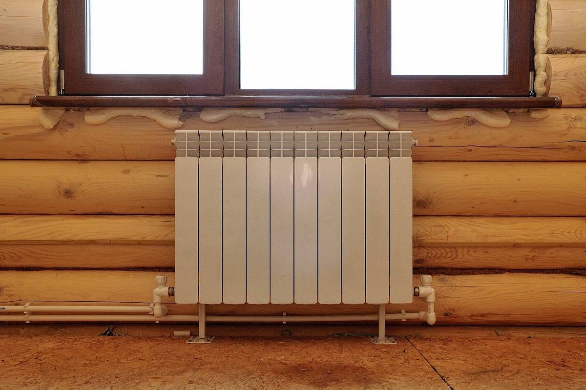 Обогреть баню. Отопление в деревянном доме. Отопление в бане. Радиаторы в бревенчатом доме. Радиаторы отопления в деревянном доме.