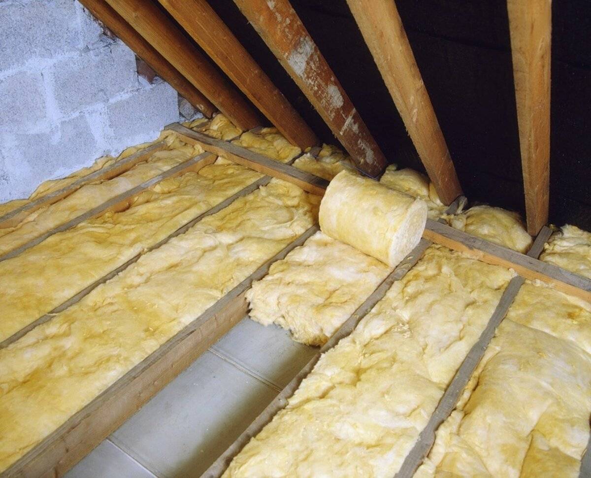 Правила утепления потолка в деревянном доме своими руками