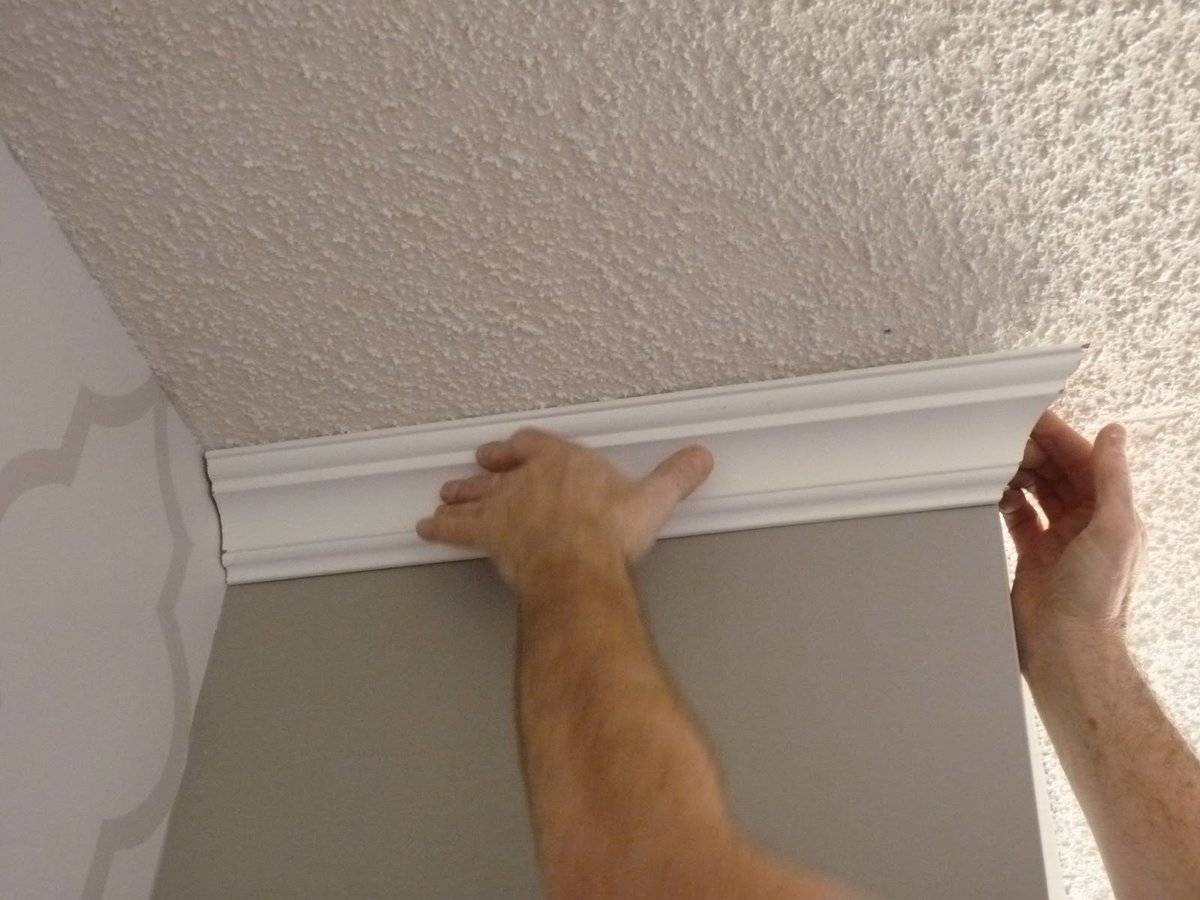 Как приклеить потолочный плинтус к натяжному потолку видео: как клеить потолок, установка и крепление, монтаж
