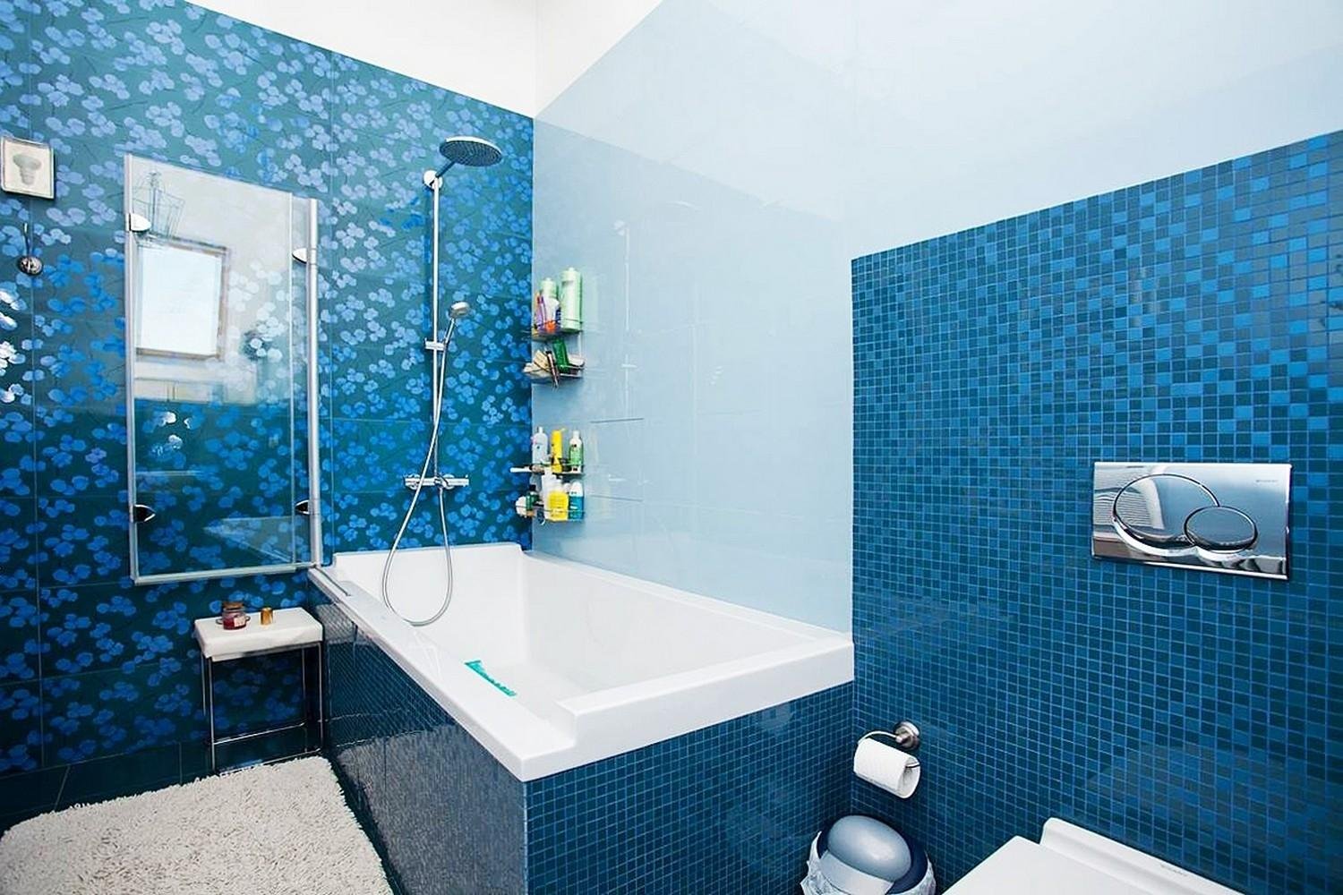 Чем можно обшить ванную. Синяя плитка для ванной. Отделка ванной. Синяя ванная комната. Современные панели для ванной.