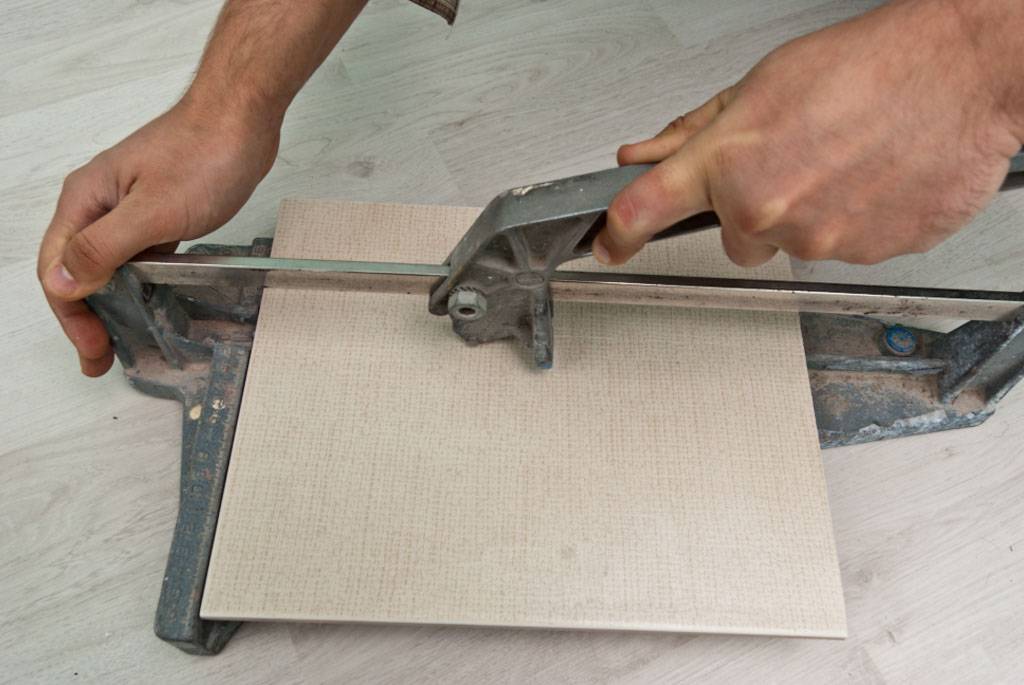 Как правильно резать плитку плиткорезом?