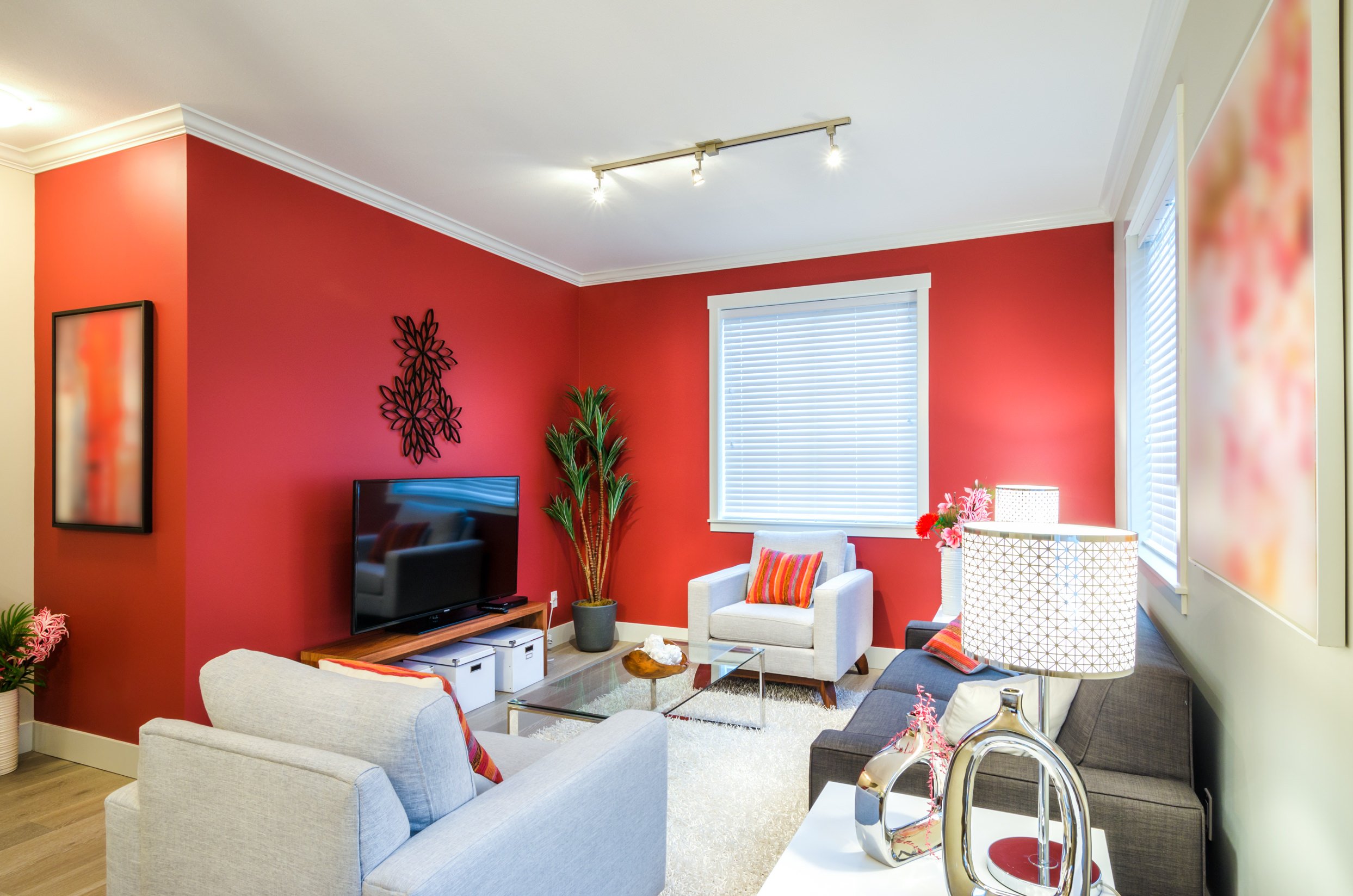 Современная внутренняя отделка: какой краской красить стены в квартире