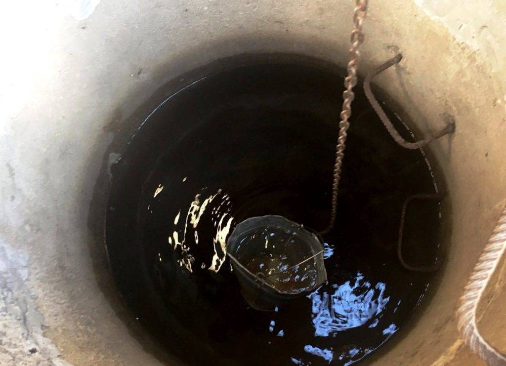 Очистка воды из скважины: что делать если вода в скважине мутная или желтеет