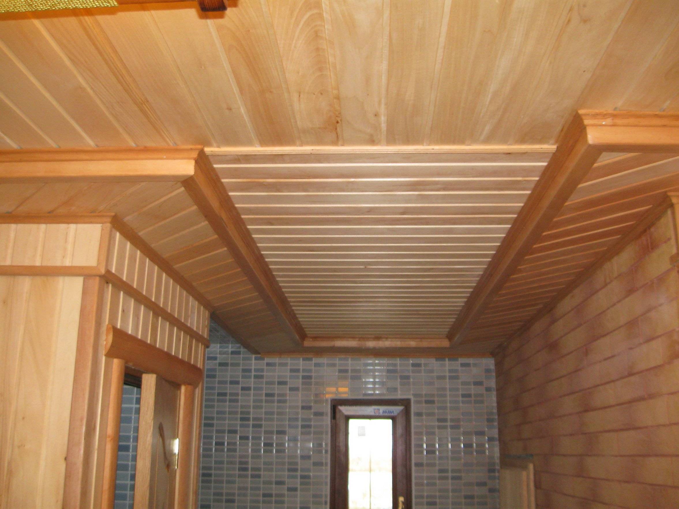 Отделка потолка в деревянном доме – варианты