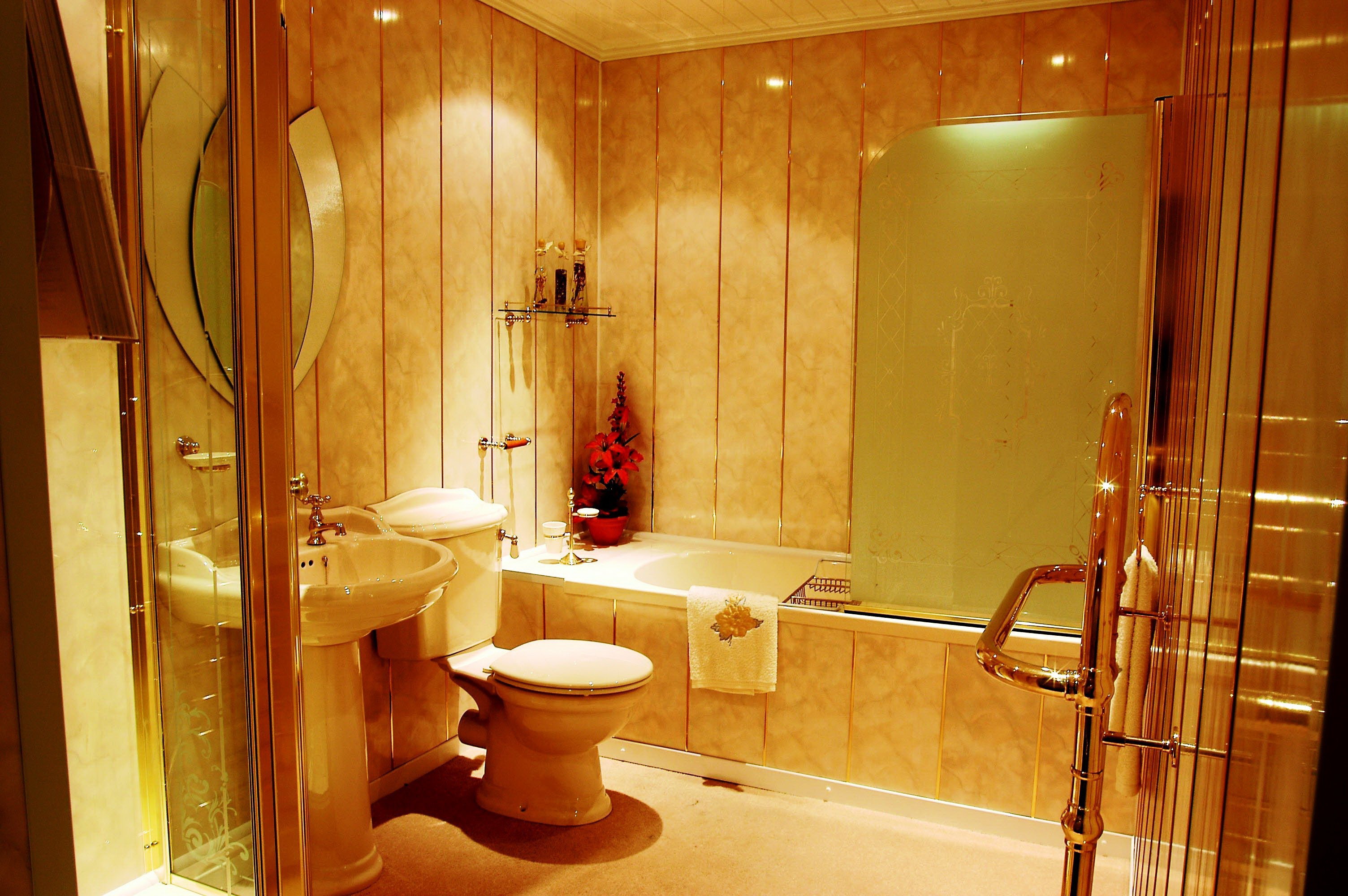 Чем можно обшить ванную. Панели для ванной комнаты. Отделка ванной панелями ПВХ. Ванная отделанная пластиковыми панелями. Отделка ванной комнаты пластиком.