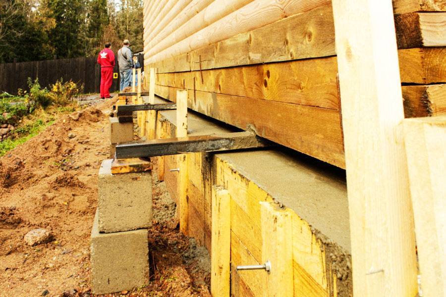 Как подвести фундамент под старый деревянный дом без специальной строительной техники