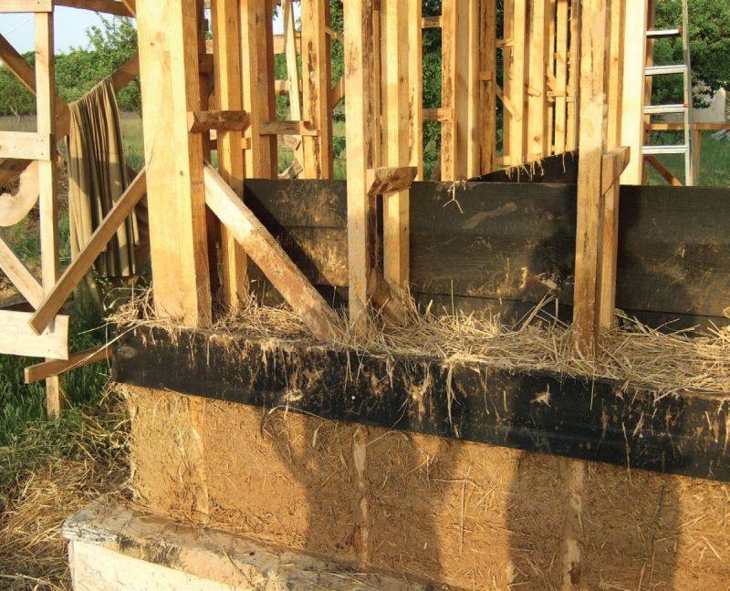 Саманный дом: технология строительства из глины, песка и соломы