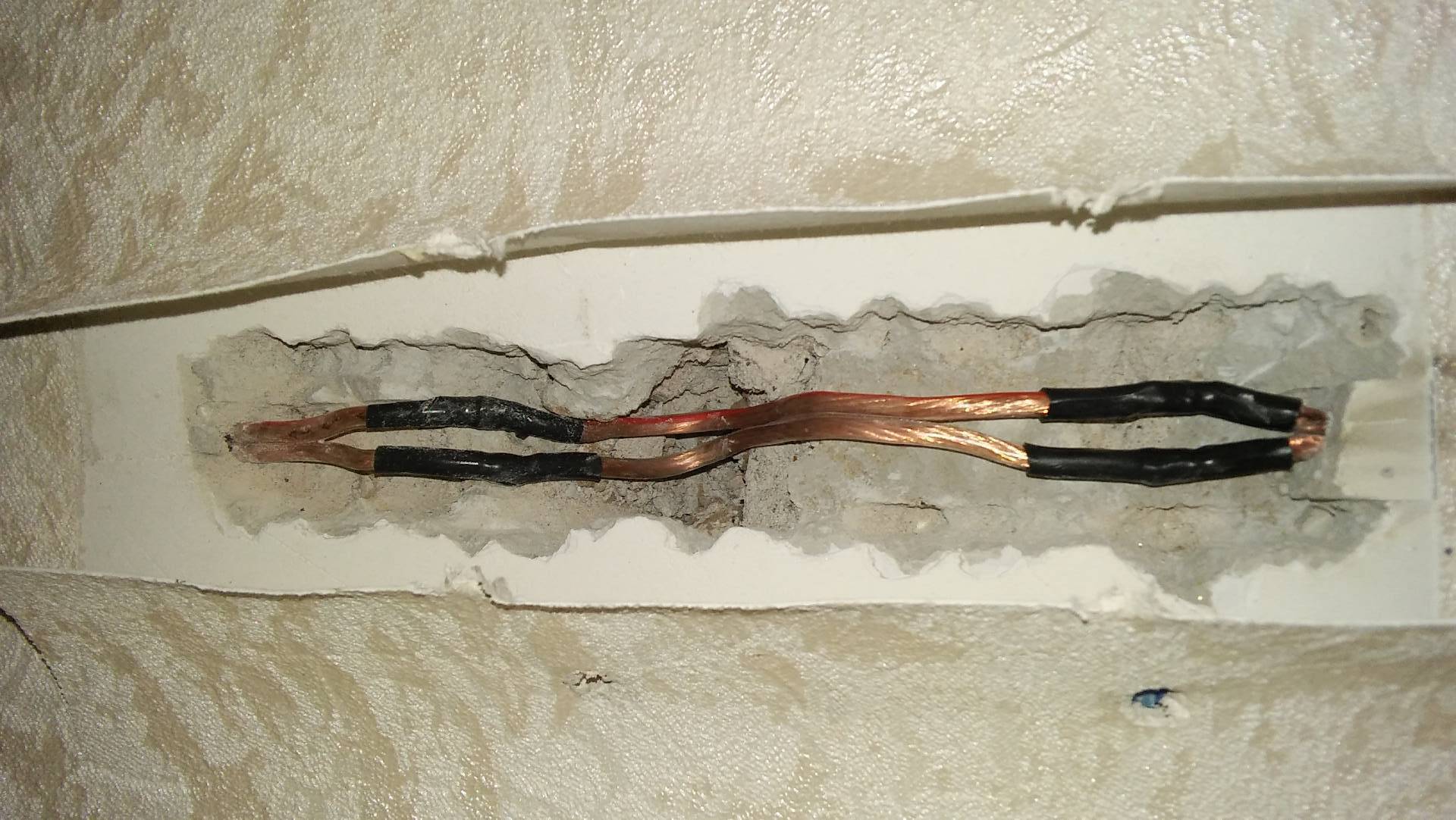 Прогоревшая изоляция. Провода на стене. Изоляция электропроводки. Прокладка кабеля в стене. Соединители для проводов к стене.