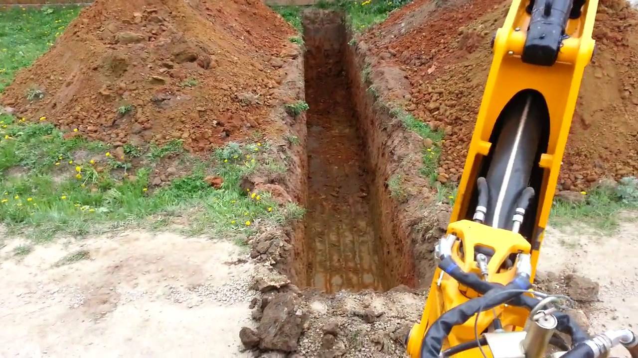 Как происходит копка траншеи экскаватором под фундамент?