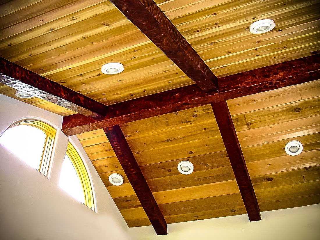 Как сделать потолок в деревянном доме своими руками - крепление, обшивка и отделка