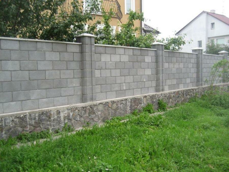 Забор из шлакоблоков: выбор материала и технология строительства