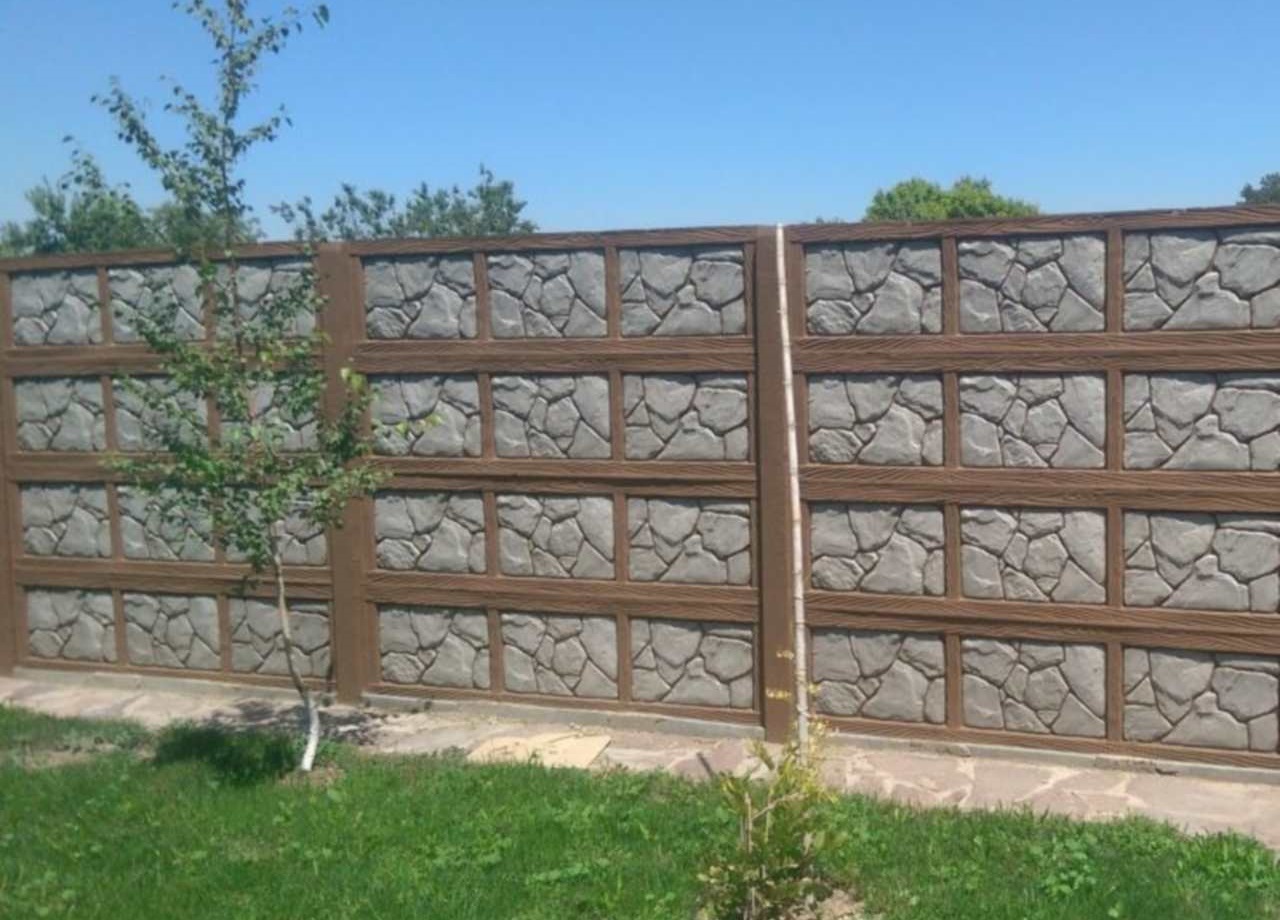 Забор из бетонных панелей. Бетонный забор. Сборный бетонный забор. Забор из железобетонных плит.
