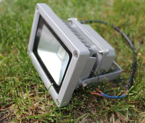 Светодиодный прожектор с датчиком движения: беспроводные виды для улицы