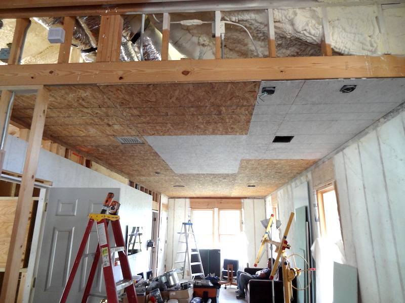 Всё, что нужно знать владельцу жилья о том, как самостоятельно обшить потолок осб плитой