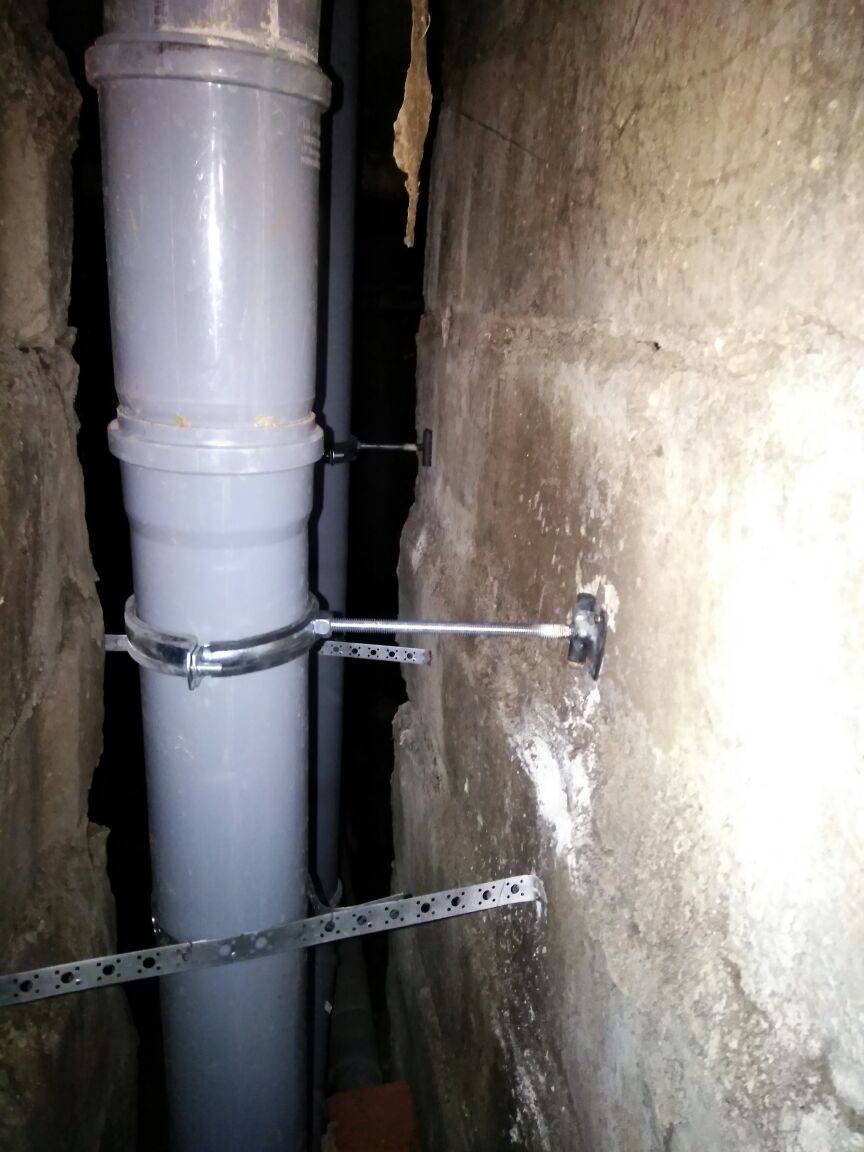 Крепление канализационных труб к стене: 5 способов и правила фиксации