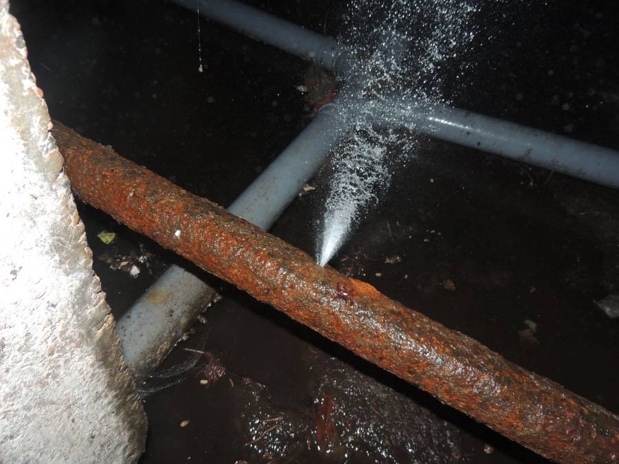 Как аварийно заварить стальную трубу или устранить свищ если мешает  вода?