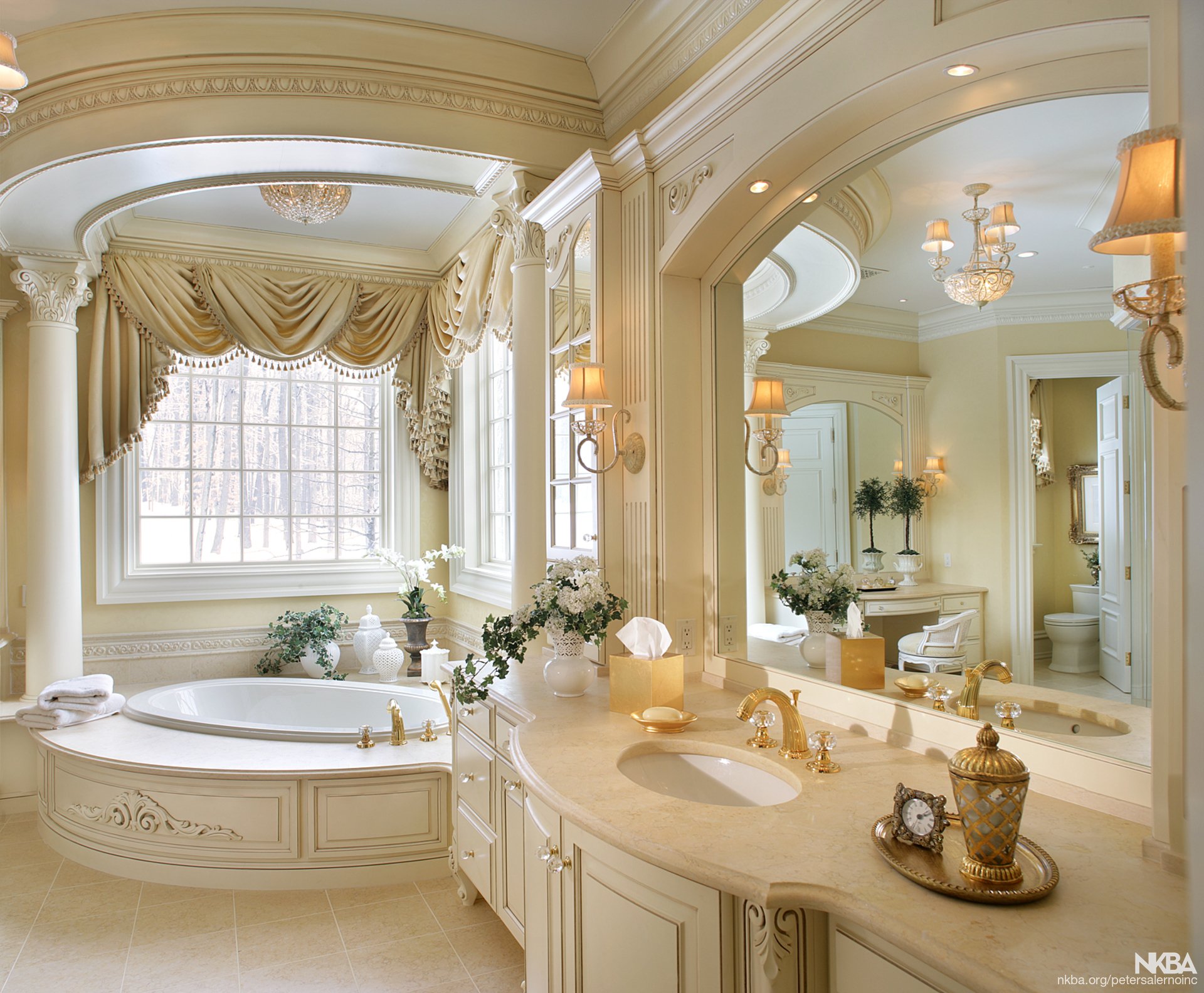 Самые красивые ванные. Ванна в стиле рококо. Ванная комната в стиле рококо. Интерьер ванной комнаты в стиле рококо. Ванная комната в стиле Ампир.